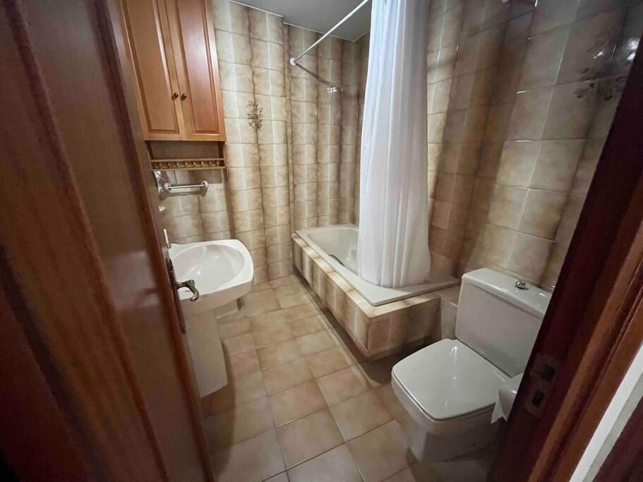 Apartamento Dentro De Muralla Y Parking Gratuito En Pleno Centro Lugo Bagian luar foto