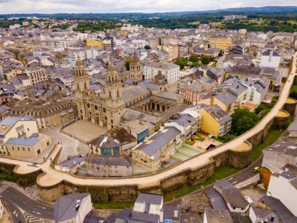 Apartamento Dentro De Muralla Y Parking Gratuito En Pleno Centro Lugo Bagian luar foto